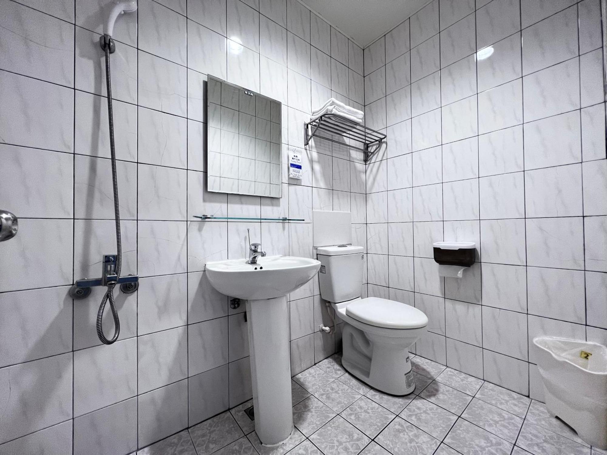 微趣 Wechill Hotel Tainan Bagian luar foto